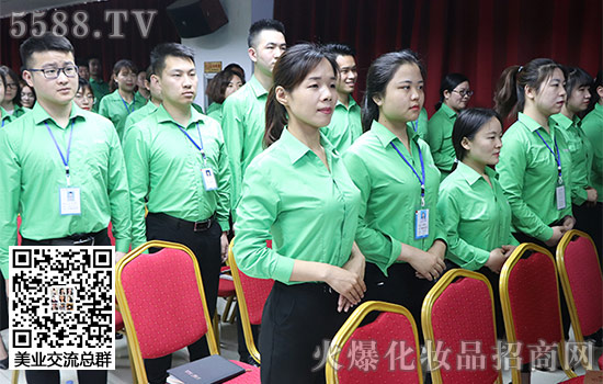 看我們的站姿多標準 看我們的站姿多標準