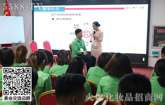 在培訓(xùn)過程中老師和我們互動 在培訓(xùn)過程中老師和我們互動