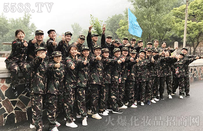 付出不亞于任何人的努力,全力以赴你總會有所收獲! 付出不亞于任何人的努力,全力以赴你總會有所收獲!