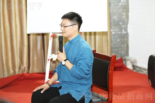 道與山水交融,人與自然合一 道與山水交融,人與自然合一