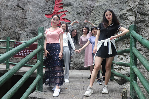 遠赴人間驚鴻宴·國學經(jīng)典記心間 遠赴人間驚鴻宴·國學經(jīng)典記心間