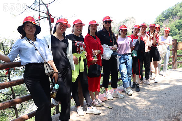 賞老君山之景,品國學(xué)之精,修品性之道 賞老君山之景,品國學(xué)之精,修品性之道