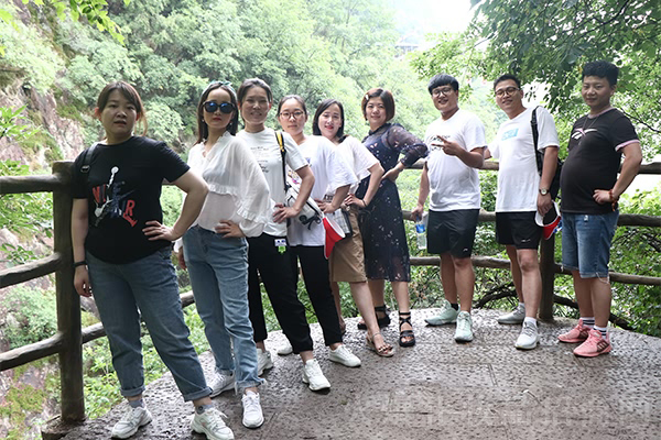 努力攀登人生中的每一座高山 努力攀登人生中的每一座高山