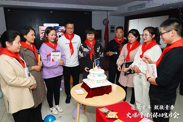 “追憶童年·致敬青春”火爆網(wǎng)4月懷舊生日會圓滿舉辦 “追憶童年·致敬青春”火爆網(wǎng)4月懷舊生日會圓滿舉辦