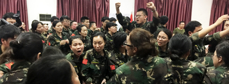 人生路，堅(jiān)持方能成功，困難途中，攜手便是天堂！