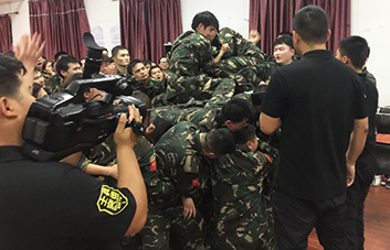 為勝利，無(wú)路，我們?cè)复钊巳馓荩? />
            <p>為勝利，無(wú)路，我們?cè)复钊巳馓荩?/p>
          </li>
          <li> <img src=