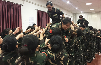 命運(yùn)全在拼擊，奮斗就是希望！火爆人，好樣的！