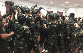 只有頑強(qiáng)拼搏，才能超越自我！