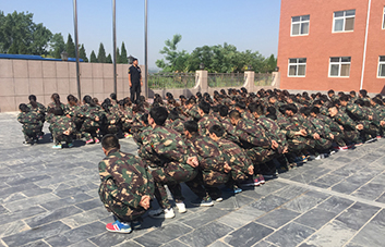 驕陽(yáng)似火巋然不動(dòng)，這才是火爆人的堅(jiān)毅！