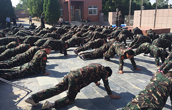 軍訓(xùn)現(xiàn)場(chǎng)，教官逐個(gè)檢查軍姿標(biāo)準(zhǔn)！