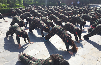 俯臥撐懲罰，全體人員為犯錯(cuò)學(xué)員買(mǎi)單！