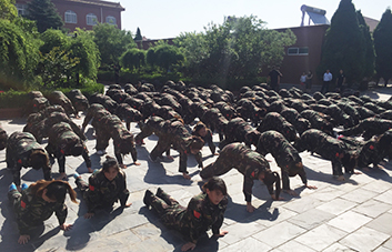 嚴(yán)明的紀(jì)律，嚴(yán)格的要求，造就自律的個(gè)人！