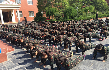 高溫炙烤，流汗不流淚、堅(jiān)持不放棄！