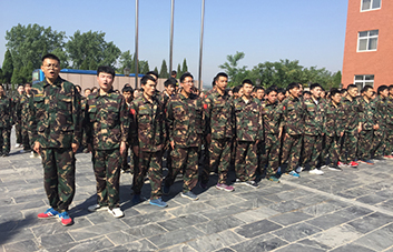 軍訓(xùn)現(xiàn)場(chǎng)，教官逐個(gè)檢查軍姿標(biāo)準(zhǔn)！