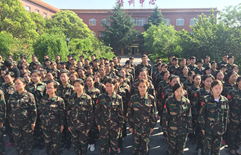 軍訓(xùn)現(xiàn)場(chǎng)，教官逐個(gè)檢查軍姿標(biāo)準(zhǔn)！