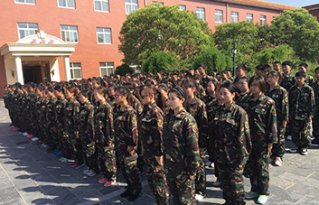 俯臥撐懲罰，全體人員為犯錯(cuò)學(xué)員買(mǎi)單！