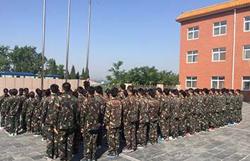 嚴(yán)明的紀(jì)律，嚴(yán)格的要求，造就自律的個(gè)人！