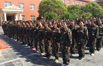 俯臥撐懲罰，全體人員為犯錯(cuò)學(xué)員買(mǎi)單！