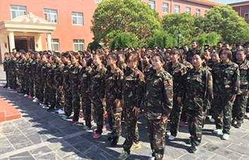 嚴(yán)明的紀(jì)律，嚴(yán)格的要求，造就自律的個(gè)人！