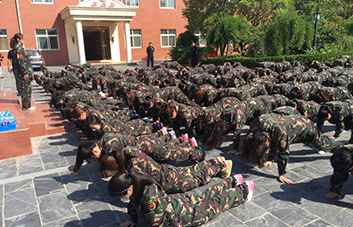 高溫炙烤，流汗不流淚、堅(jiān)持不放棄！