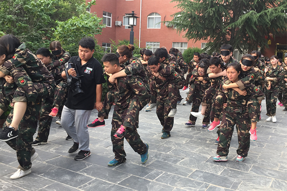 經(jīng)歷艱苦和磨難，體驗(yàn)親情、友情的珍貴