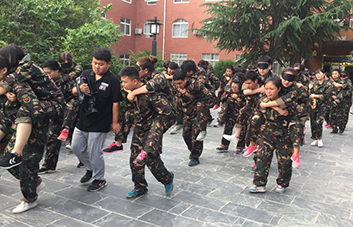 我是你的眼，不論艱難險(xiǎn)阻，我都將握緊你的手與你同行！