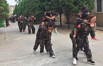 因?yàn)樾湃?，不管沿途有多么的陡峭艱險(xiǎn)，我都將攙扶著你勇敢前行。