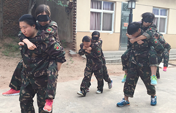 坎坷人生路，找回自己，懂得謙卑，學(xué)會(huì)感恩。