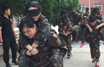 因?yàn)樾湃?，不管沿途有多么的陡峭艱險(xiǎn)，我都將攙扶著你勇敢前行。