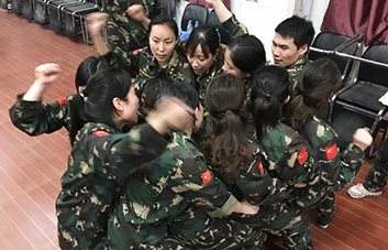 為了夢(mèng)想，為了團(tuán)隊(duì)，每個(gè)人必將堅(jiān)持下去！