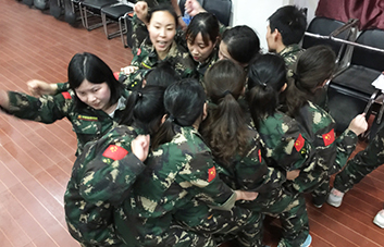 再長(zhǎng)的路，一步步也能走完，在難的事，火爆人也能堅(jiān)持到底！