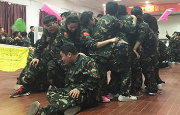 超越夢(mèng)想，超越自我！堅(jiān)持會(huì)帶來(lái)希望，團(tuán)結(jié)會(huì)帶來(lái)力量！