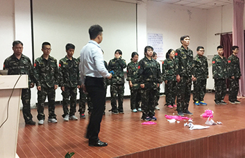 努力、拼搏、進(jìn)步！即使失敗，我們也將再次站起！