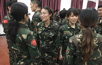 人生不易，要學(xué)會(huì)贊美他人！