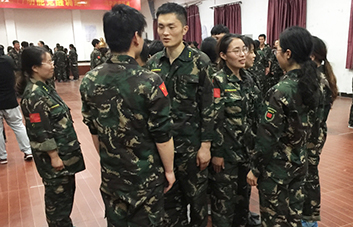 善于發(fā)現(xiàn)身邊世界的美，不吝嗇對(duì)別人的贊美