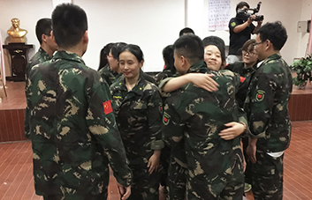 人生不易，要學(xué)會(huì)贊美他人！