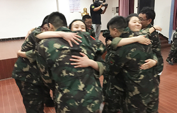 善于發(fā)現(xiàn)身邊世界的美，不吝嗇對(duì)別人的贊美