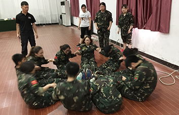 馳騁賽場(chǎng)，爭(zhēng)分奪秒，這是現(xiàn)實(shí)版的速度與激情！