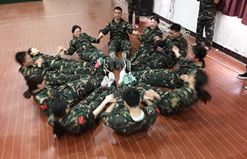 默契配合、高效協(xié)作，把不可能變?yōu)榭赡埽? />
            <p>默契配合、高效協(xié)作，把不可能變?yōu)榭赡埽?/p>
          </li>
          <li> <img src=