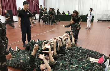 默契配合、高效協(xié)作，把不可能變?yōu)榭赡埽? />
            <p>默契配合、高效協(xié)作，把不可能變?yōu)榭赡埽?/p>
          </li>
          <li> <img src=