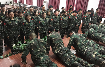 舉手表決，領(lǐng)袖魅力征服現(xiàn)象學(xué)員！