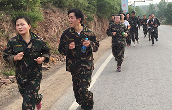 15公里徒步磨礪，火爆網(wǎng)鑄就精英團(tuán)隊(duì)挑極限！