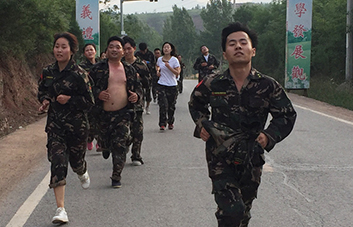 徒步拉練15公里，體驗(yàn)“長(zhǎng)征路”，磨礪火爆人血性虎氣！