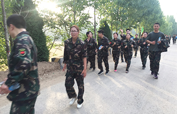 這不僅僅是簡(jiǎn)單的徒步，是友誼的凝聚，更是團(tuán)隊(duì)的融合！