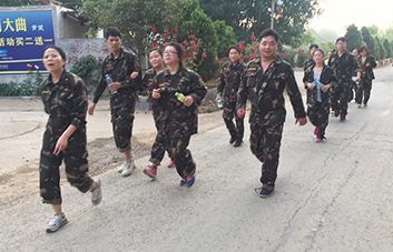 不論是攙扶還是背扛，我們沒(méi)有丟掉任何一個(gè)人！