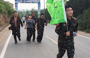 徒步拉練15公里，體驗(yàn)“長(zhǎng)征路”，磨礪火爆人血性虎氣！