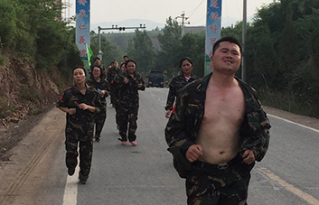 這不僅僅是簡(jiǎn)單的徒步，是友誼的凝聚，更是團(tuán)隊(duì)的融合！