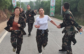 不論是攙扶還是背扛，我們沒(méi)有丟掉任何一個(gè)人！