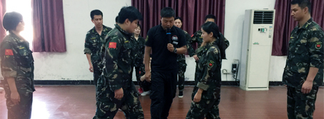 兩眼緊觀敵方手，一心謀劃成功策！