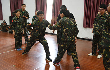 凝心聚力，為榮譽(yù)而戰(zhàn)；聚精會(huì)神，為集體爭(zhēng)光！